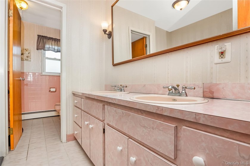 Welcome to this spacious and beautifully maintained 5-bedroom - photo 14