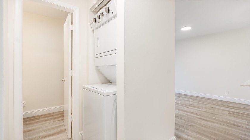 Top-Floor Corner Unit | All Ages | Rent Right Away! Experience - photo 16