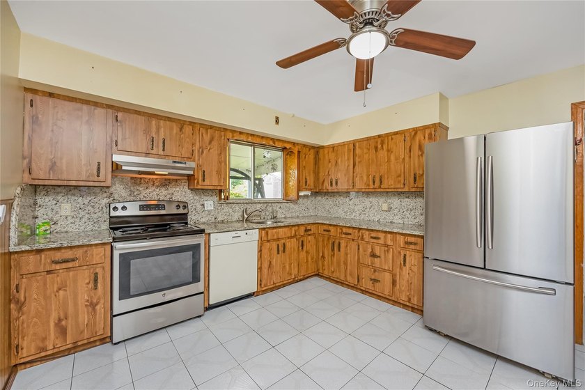 Welcome to this spacious and beautifully maintained 5-bedroom - photo 22