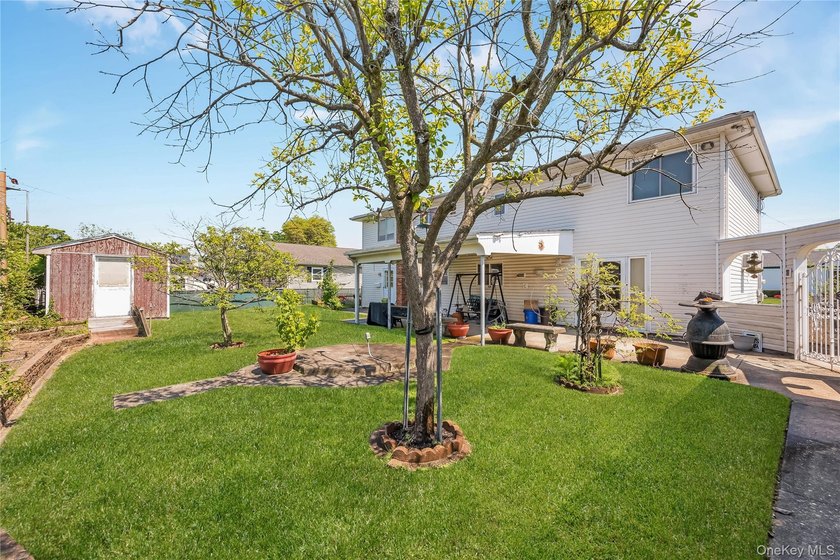 Welcome to this spacious and beautifully maintained 5-bedroom - photo 25