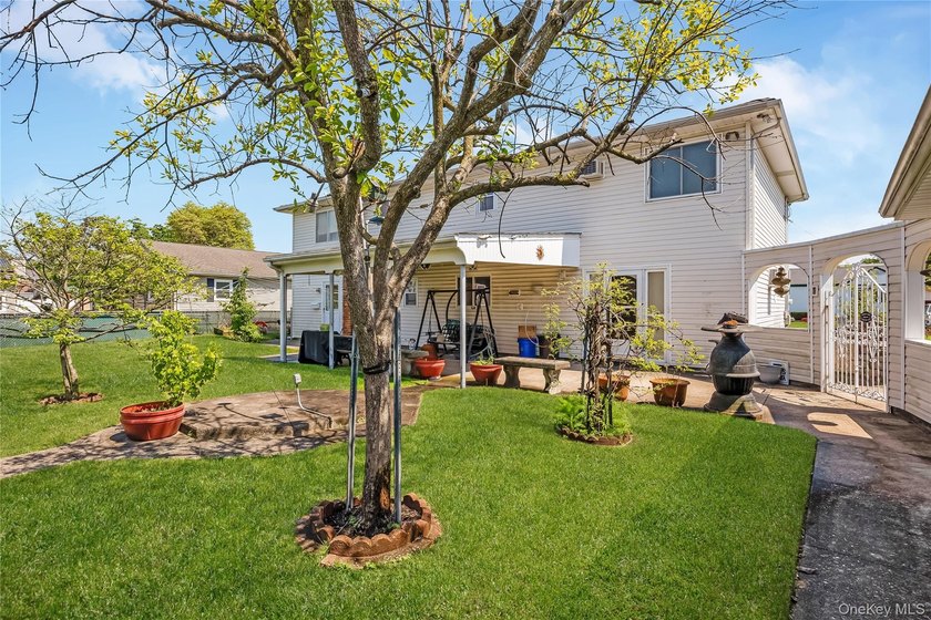 Welcome to this spacious and beautifully maintained 5-bedroom - photo 26