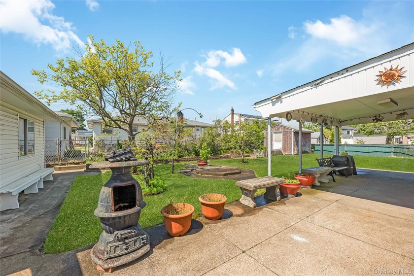 Welcome to this spacious and beautifully maintained 5-bedroom - photo 27
