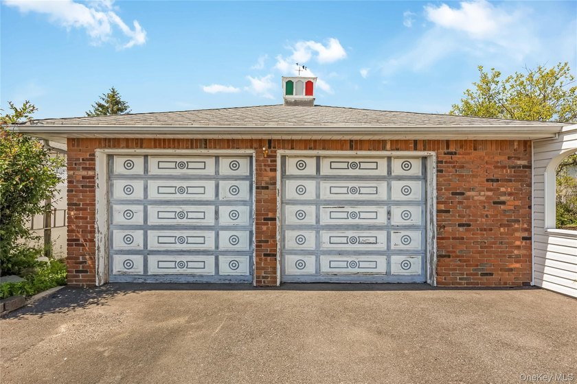 Welcome to this spacious and beautifully maintained 5-bedroom - photo 28