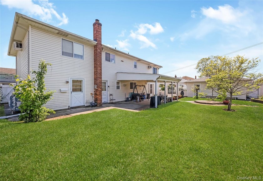 Welcome to this spacious and beautifully maintained 5-bedroom - photo 29
