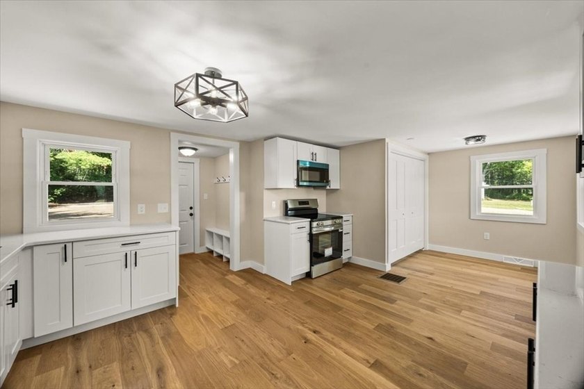Fully renovated and move-in ready, this charming 2-bedroom home - photo 8