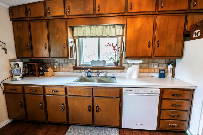 Lakefront Living on Lake Nocona! Escape to this spacious - photo 31