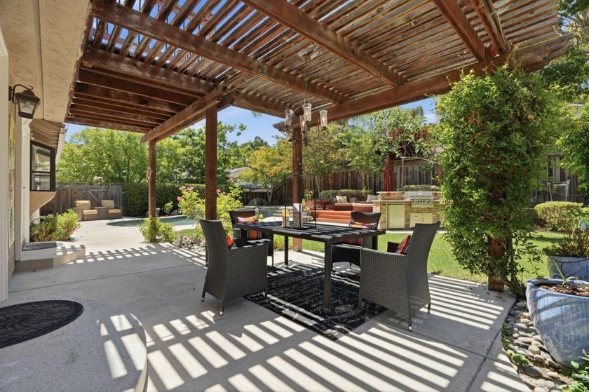 PRIZED CORNER LOT WITH STUNNING REMODEL IN SERENE ALMADEN | - photo 48