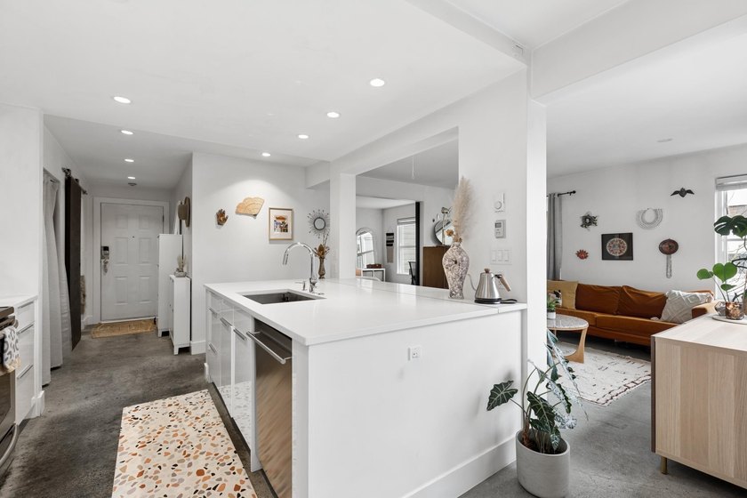 Welcome to St. George Place in the heart of Mount Pleasant. This - photo 16