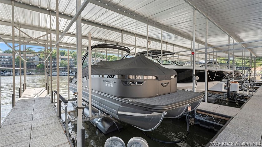 UPSCALE LAKEFRONT CONDO! Discover style with this 2023-built - photo 42