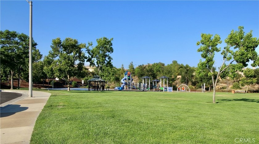 Charming 5-bedroom, 3 1/2 bathroom single family home in - photo 11