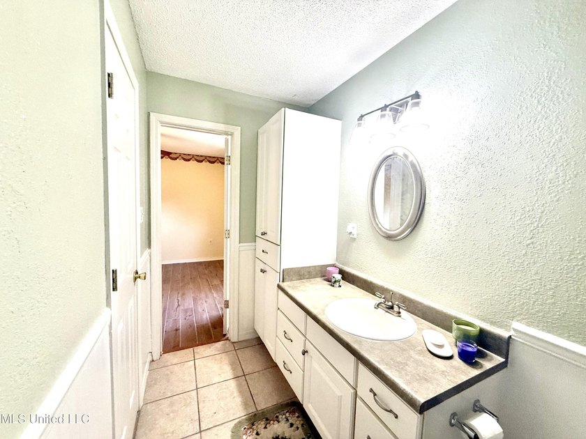 Impeccably maintained 1786 sq ft brick ranch offering versatile - photo 12