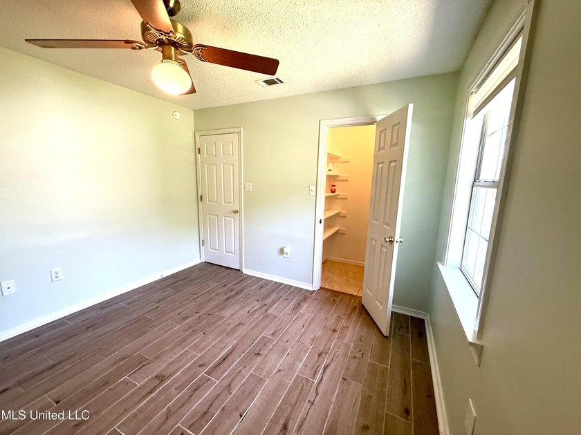 Impeccably maintained 1786 sq ft brick ranch offering versatile - photo 14