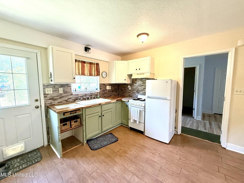 Impeccably maintained 1786 sq ft brick ranch offering versatile - photo 19