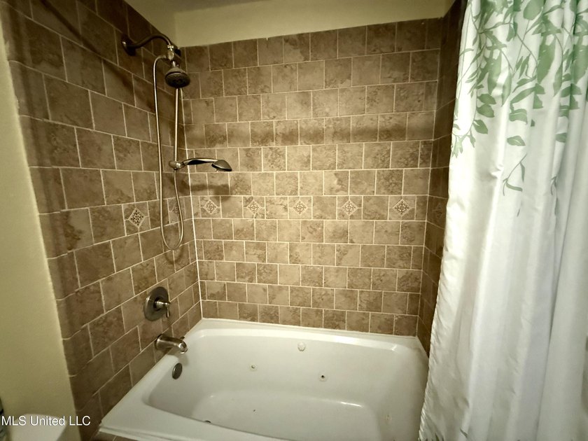 Impeccably maintained 1786 sq ft brick ranch offering versatile - photo 23