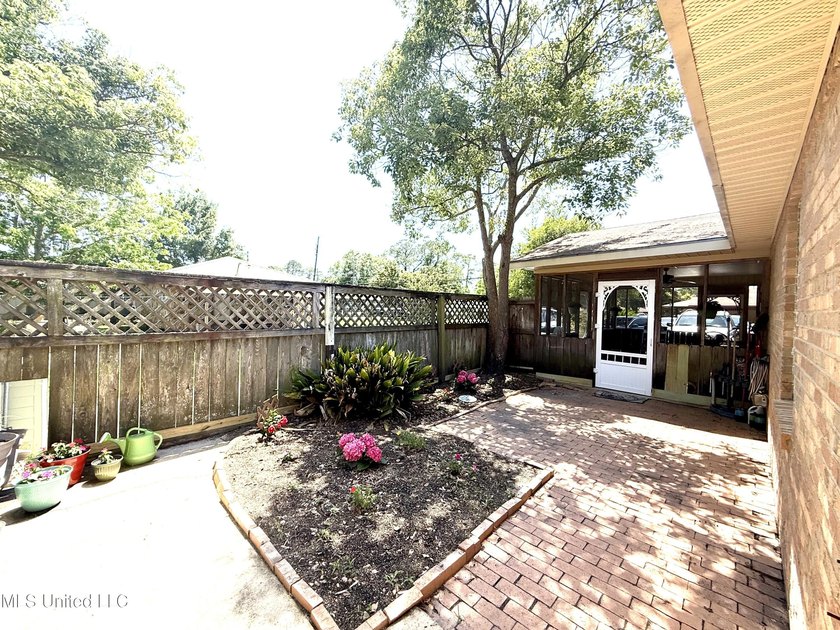 Impeccably maintained 1786 sq ft brick ranch offering versatile - photo 26