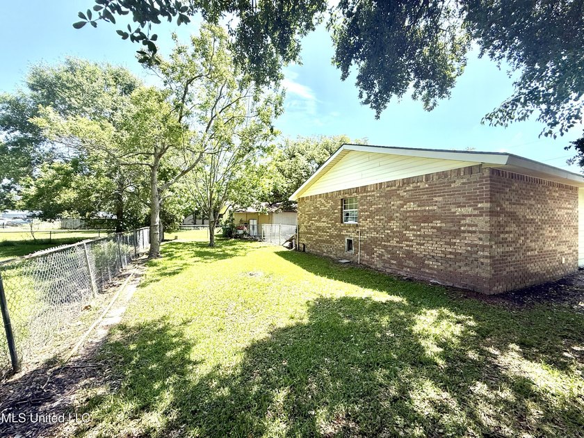 Impeccably maintained 1786 sq ft brick ranch offering versatile - photo 34