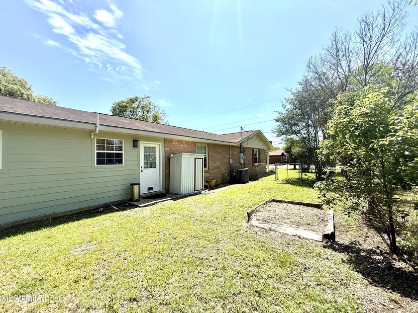 Impeccably maintained 1786 sq ft brick ranch offering versatile - photo 35