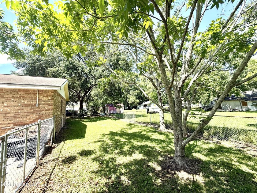 Impeccably maintained 1786 sq ft brick ranch offering versatile - photo 37