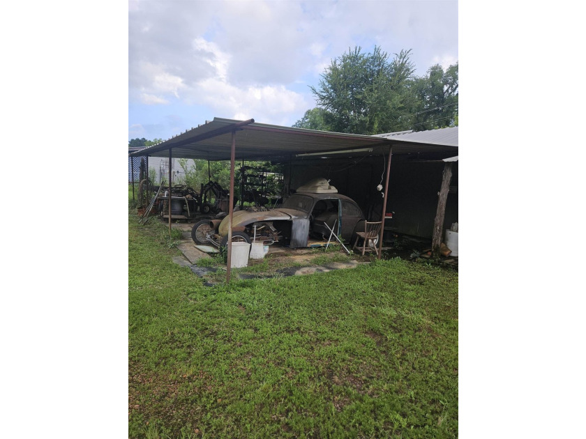 A unique property that had been used for a mechanic shop and - photo 12
