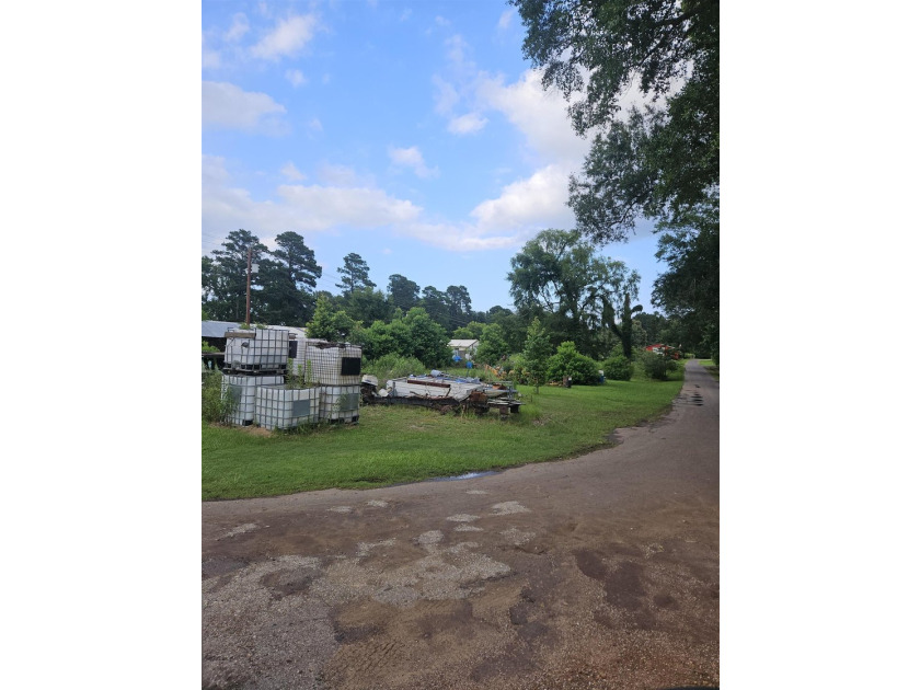 A unique property that had been used for a mechanic shop and - photo 16