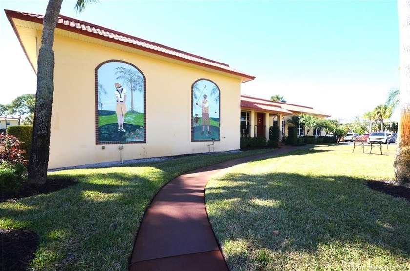 Wow! Act fast! FURNISHED, 2/2, corner unit, light &amp; bright &amp; - photo 16