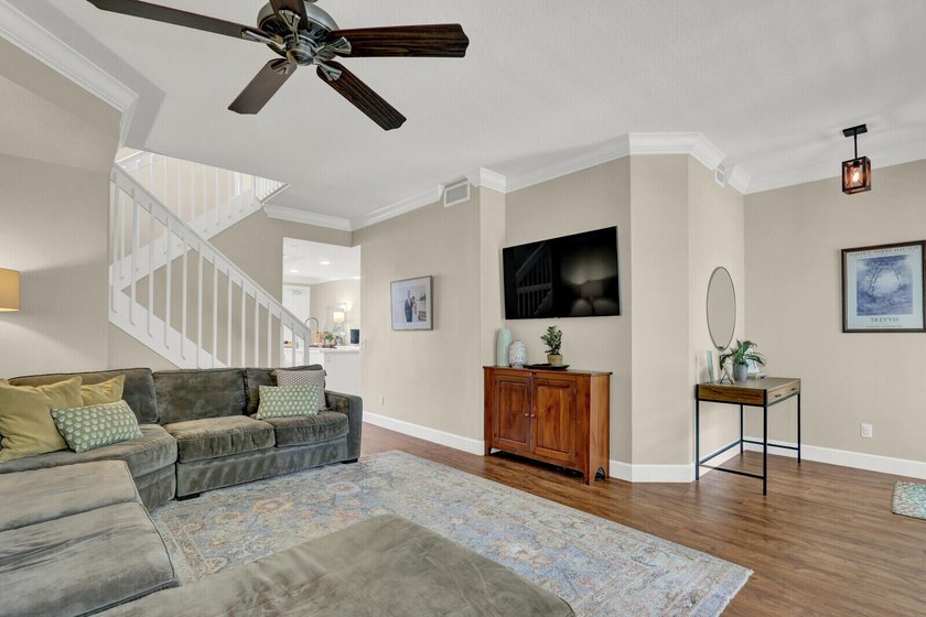 Impeccable 3 BR / 2.5 BA / 2 car garage duplex townhome - photo 5