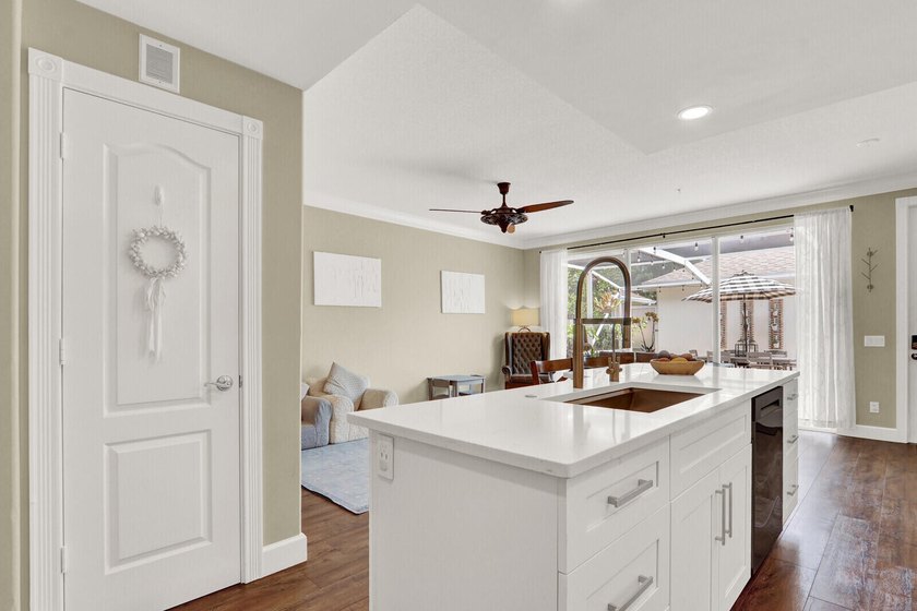Impeccable 3 BR / 2.5 BA / 2 car garage duplex townhome - photo 8