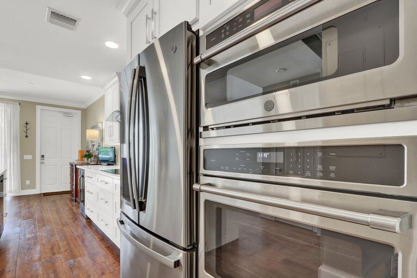 Impeccable 3 BR / 2.5 BA / 2 car garage duplex townhome - photo 9