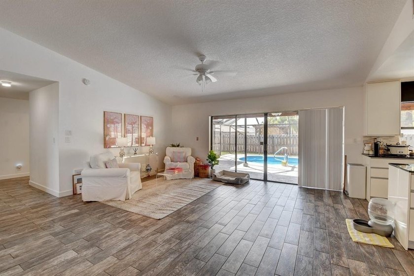 Beautifully modern remodeled 4-bedroom, 2-bath pool home in - photo 11