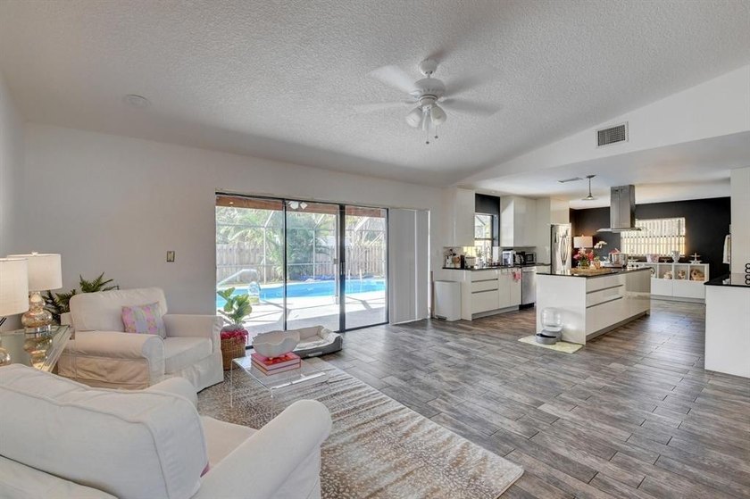 Beautifully modern remodeled 4-bedroom, 2-bath pool home in - photo 12
