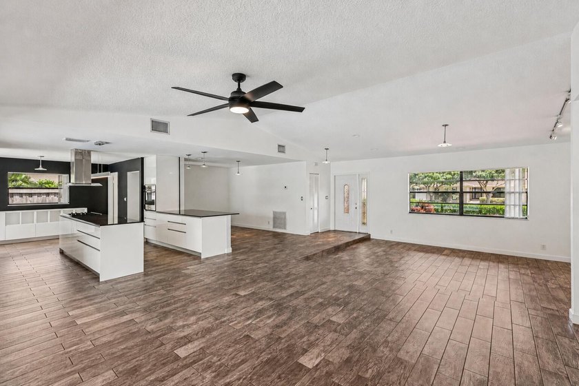 Beautifully modern remodeled 4-bedroom, 2-bath pool home in - photo 13