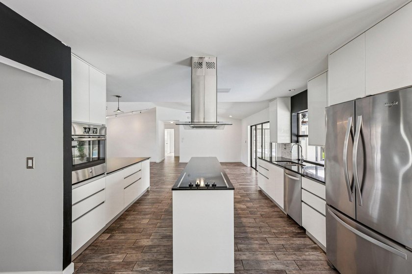 Beautifully modern remodeled 4-bedroom, 2-bath pool home in - photo 15