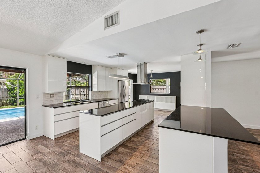 Beautifully modern remodeled 4-bedroom, 2-bath pool home in - photo 16