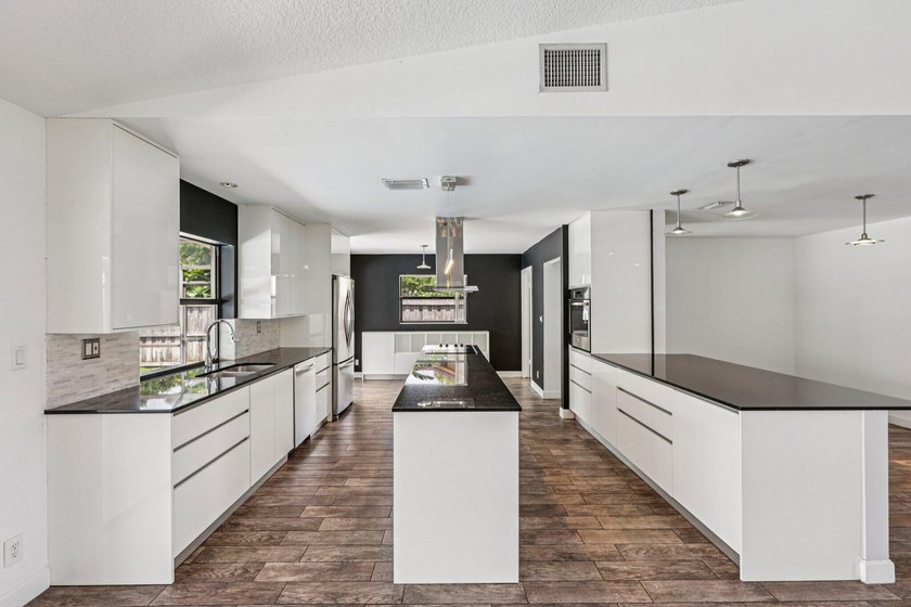 Beautifully modern remodeled 4-bedroom, 2-bath pool home in - photo 17