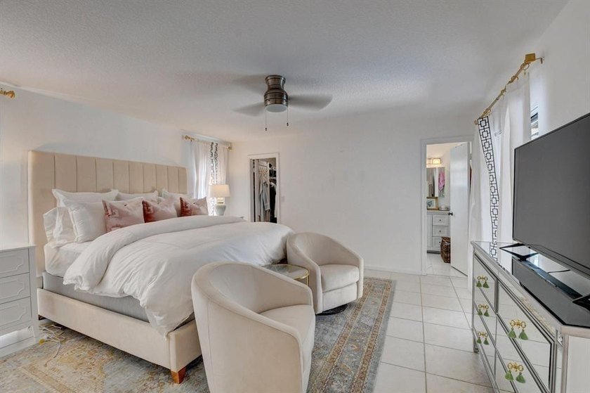 Beautifully modern remodeled 4-bedroom, 2-bath pool home in - photo 18