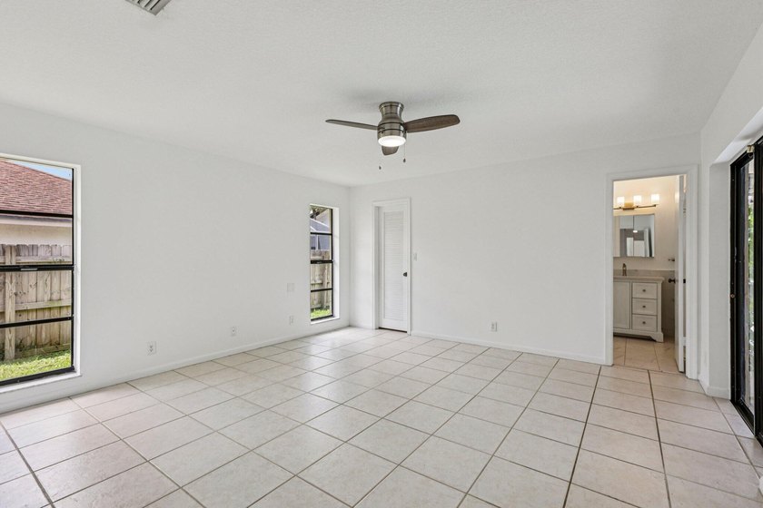 Beautifully modern remodeled 4-bedroom, 2-bath pool home in - photo 19