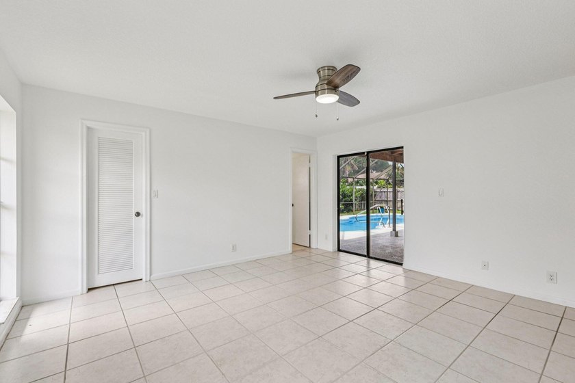 Beautifully modern remodeled 4-bedroom, 2-bath pool home in - photo 20