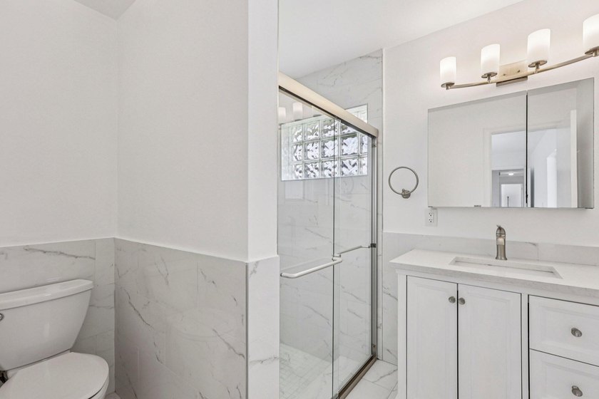 Beautifully modern remodeled 4-bedroom, 2-bath pool home in - photo 22