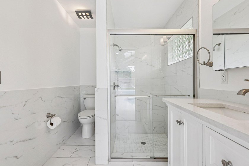 Beautifully modern remodeled 4-bedroom, 2-bath pool home in - photo 23