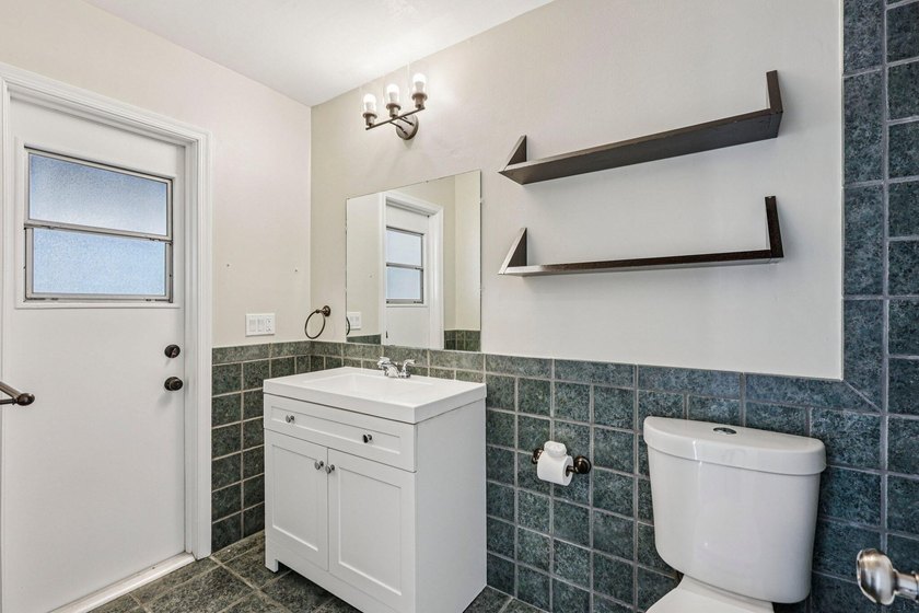 Beautifully modern remodeled 4-bedroom, 2-bath pool home in - photo 24