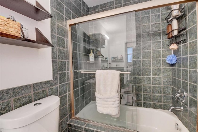 Beautifully modern remodeled 4-bedroom, 2-bath pool home in - photo 25
