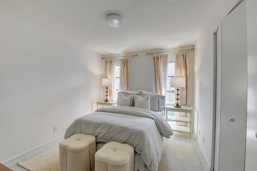 Beautifully modern remodeled 4-bedroom, 2-bath pool home in - photo 26