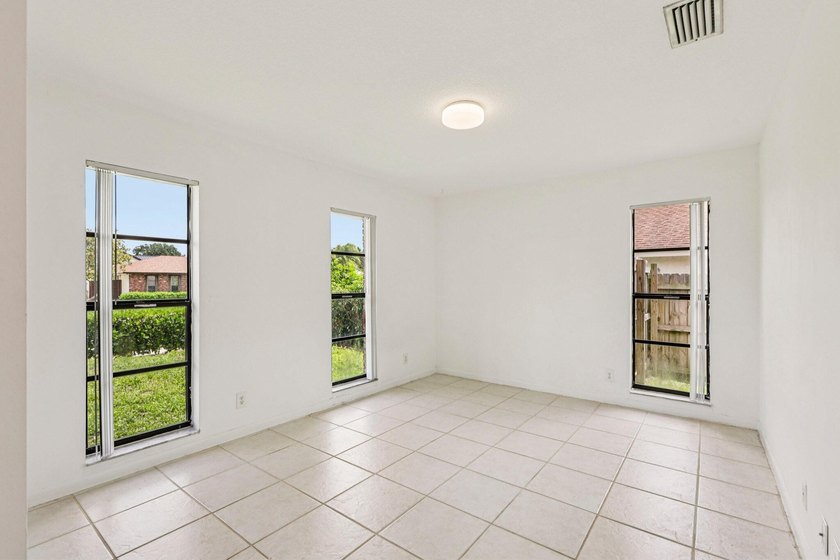 Beautifully modern remodeled 4-bedroom, 2-bath pool home in - photo 27
