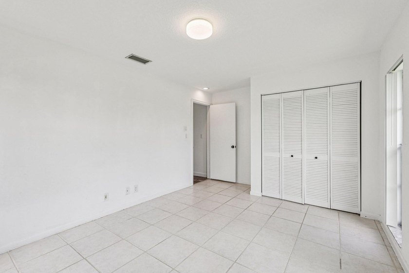 Beautifully modern remodeled 4-bedroom, 2-bath pool home in - photo 28