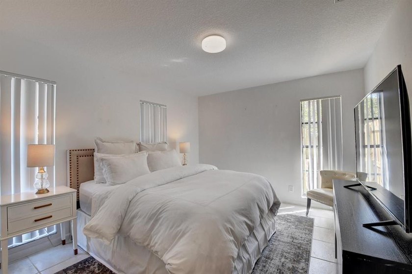 Beautifully modern remodeled 4-bedroom, 2-bath pool home in - photo 29