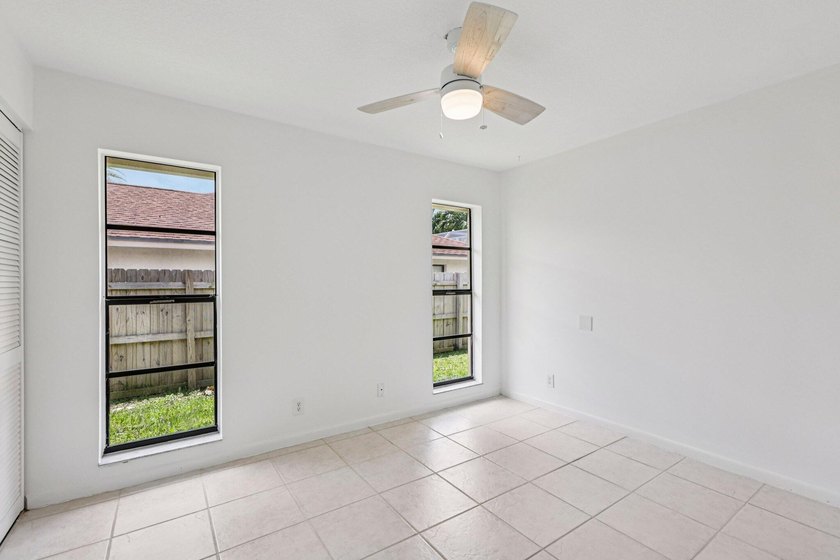 Beautifully modern remodeled 4-bedroom, 2-bath pool home in - photo 30