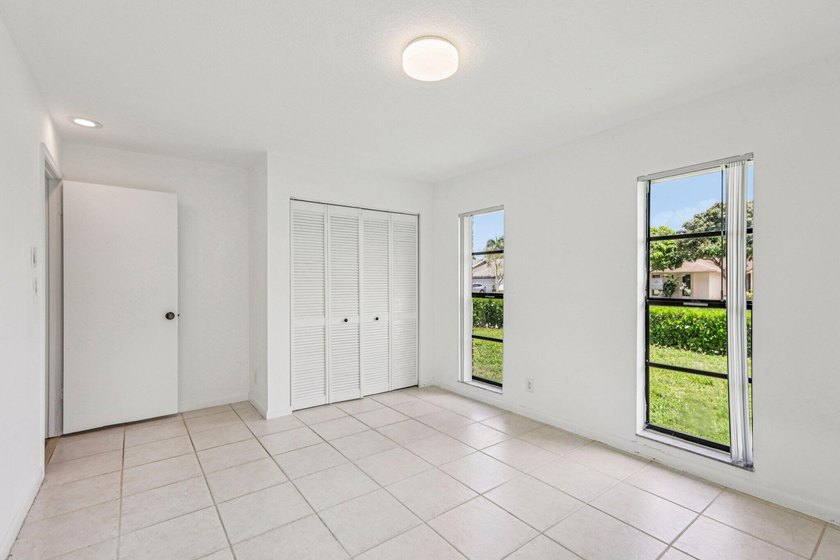 Beautifully modern remodeled 4-bedroom, 2-bath pool home in - photo 31
