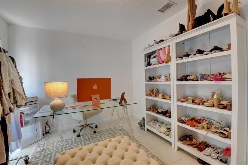 Beautifully modern remodeled 4-bedroom, 2-bath pool home in - photo 32