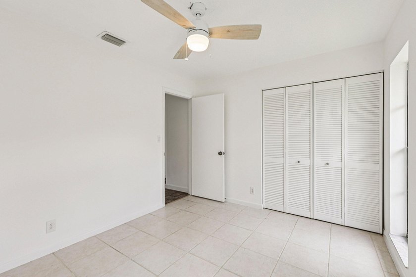 Beautifully modern remodeled 4-bedroom, 2-bath pool home in - photo 33