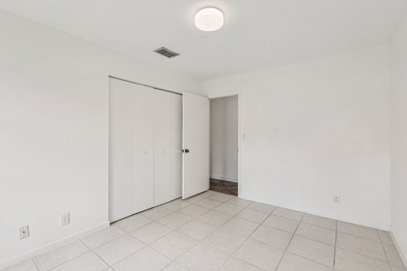 Beautifully modern remodeled 4-bedroom, 2-bath pool home in - photo 34